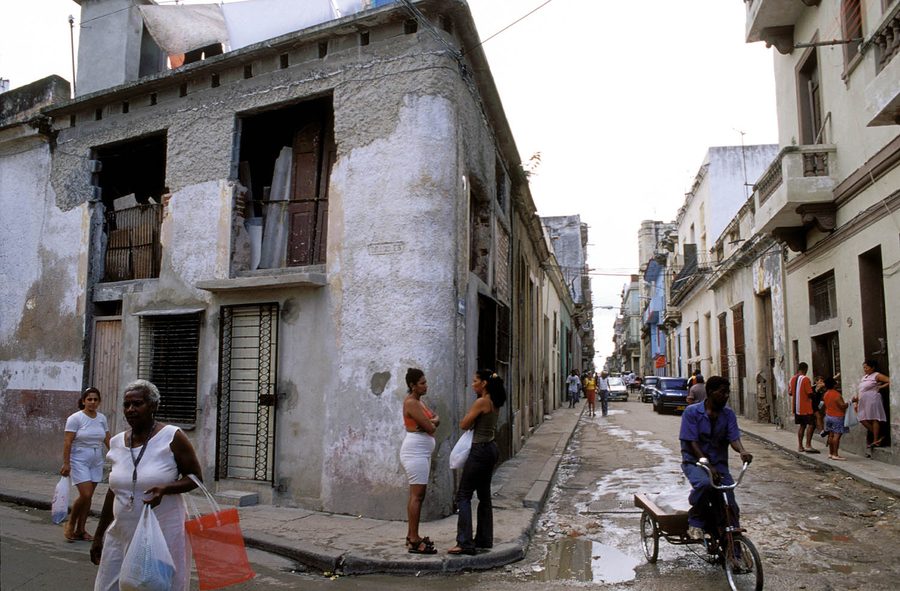 Scène de rue dans la vieille ville de La Havane
