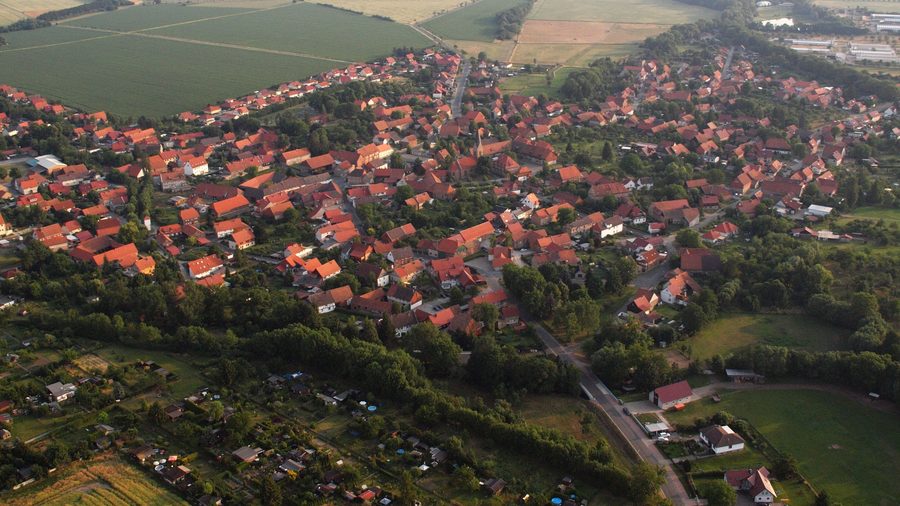 Vue aérienne de Veckenstedt dans le Harz