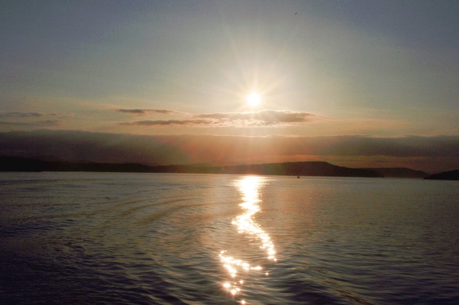 Vue du coucher de soleil sur les îles San Juan depuis un ferry de l’État de Washington.
