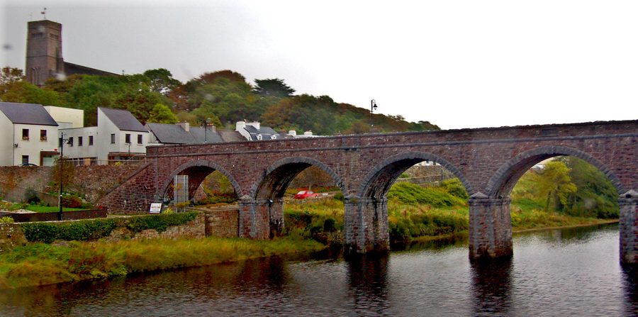 Viaduc ferroviaire à sept arches au-dessus de la rivière Black Oak à Newport, comté de Mayo