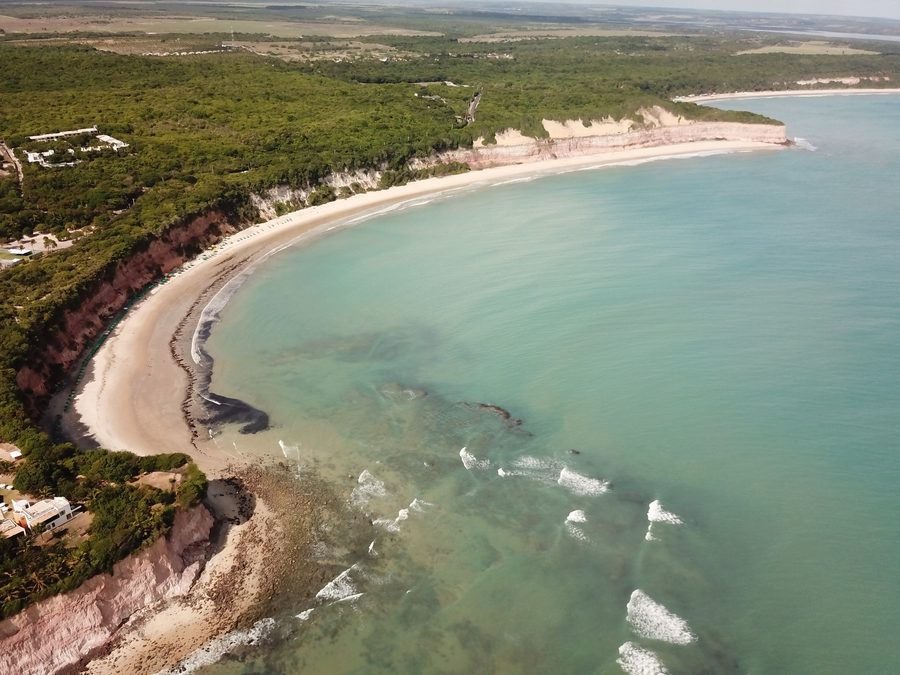 Vue aérienne de la Baía dos Golfinhos à Pipa avec baie, plage et littoral