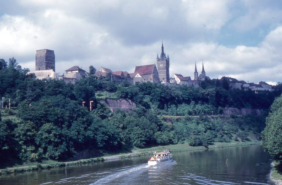 Silhouette urbaine historique de Bad Wimpfen avec la Tour Rouge, la Maison en pierre, la Tour Bleue et le Neckar
