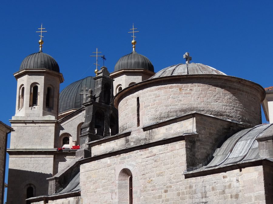 Architecture historique dans la vieille ville de Kotor au Monténégro