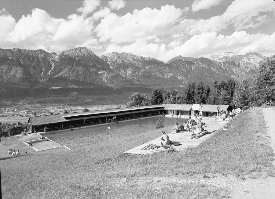 Vue depuis la piscine Schönruh à Aldrans sur les chaînes de montagnes tyroliennes
