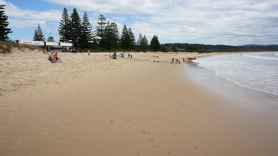 Tathra Beach avec la côte et vue sur le Surf Life Saving Club