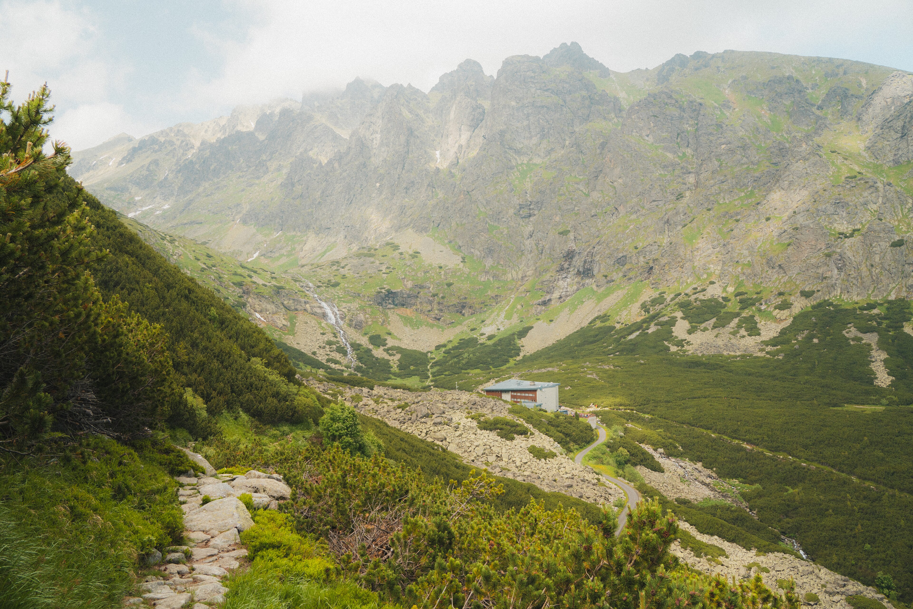 Vallée de montagne de Velická dolina avec les sommets des Hautes Tatras en Slovaquie