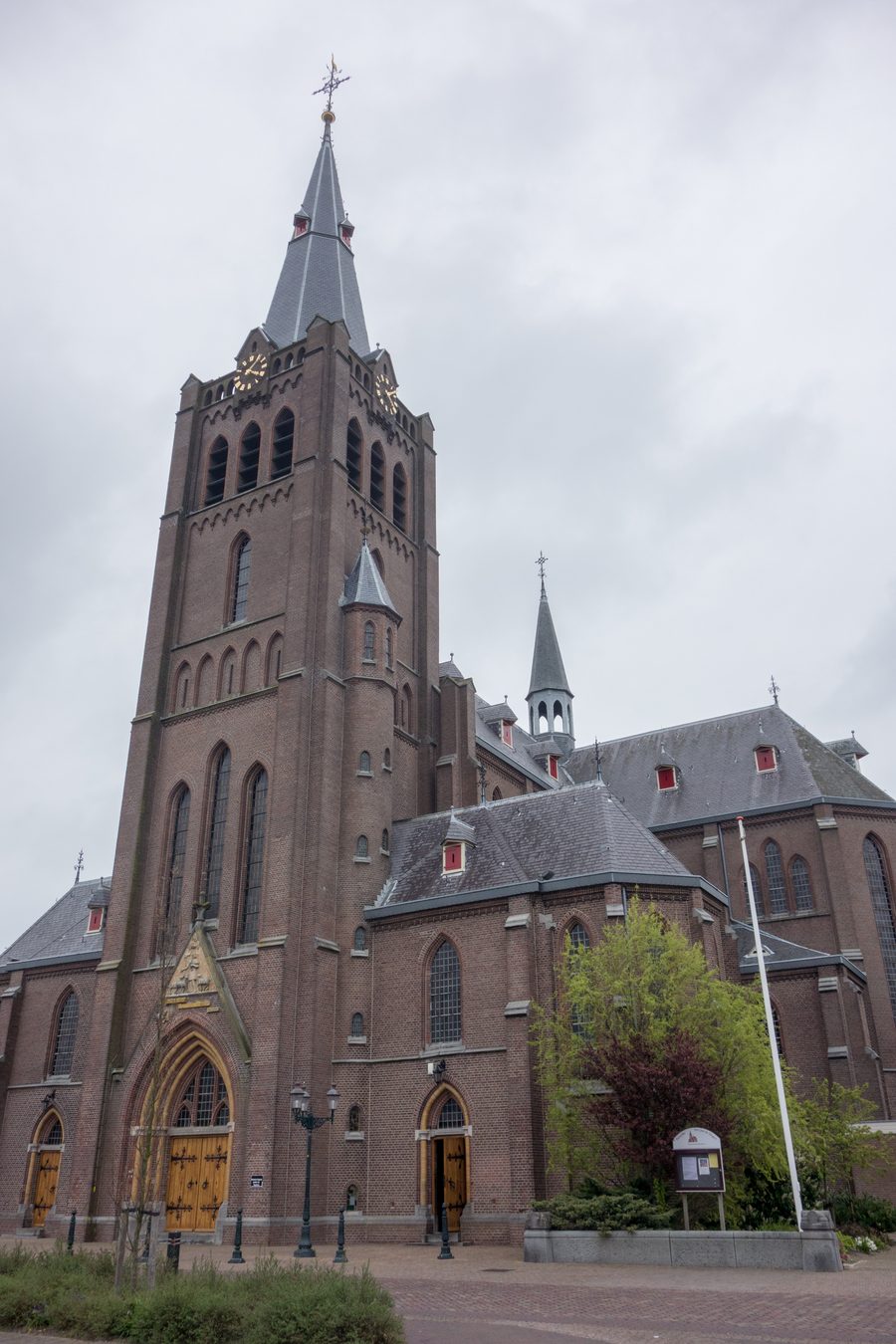 Vue d’ensemble de l’extérieur de l’église Sint-Jan-de-Doperkerk à Noord-Scharwoude