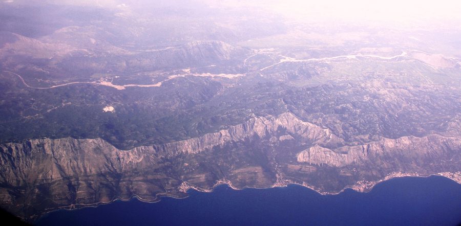 Vue aérienne de la côte de Dalmatie et des montagnes du Biokovo sur la Riviera de Makarska