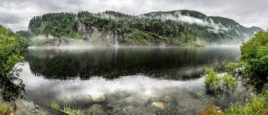 Paysage montagneux au Myrkdalsvatnet à Myrkdalen, en Norvège