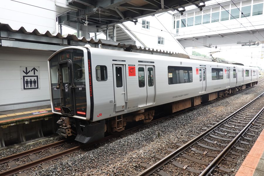 Train dans la gare de Shin-Tosu à Tosu