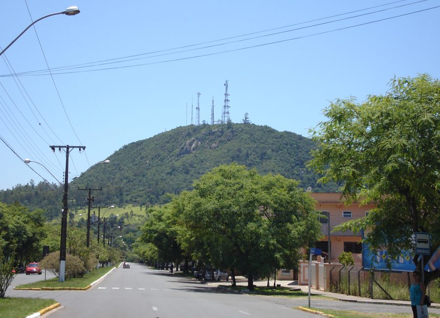 Le Morro São João, un ensemble de collines remarquable près de Montenegro, dans le Rio Grande do Sul