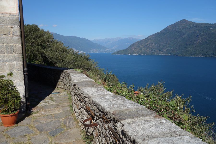 Vue sur le lac Majeur depuis la terrasse derrière l’église San Gottardo à Carmine Superiore