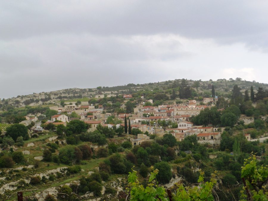 Vue de Vasa Koilaniou dans le paysage vallonné du district de Limassol