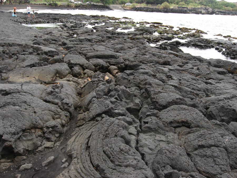 Sable noir sur la plage de Punaluʻu à Hawaiʻi Island