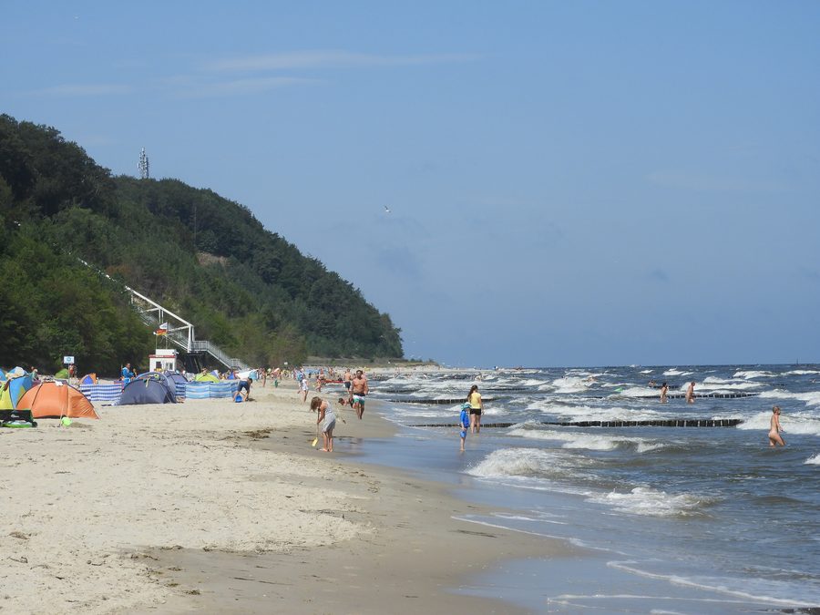 Plage au Kölpinsee près de Loddin avec vue sur le Streckelsberg