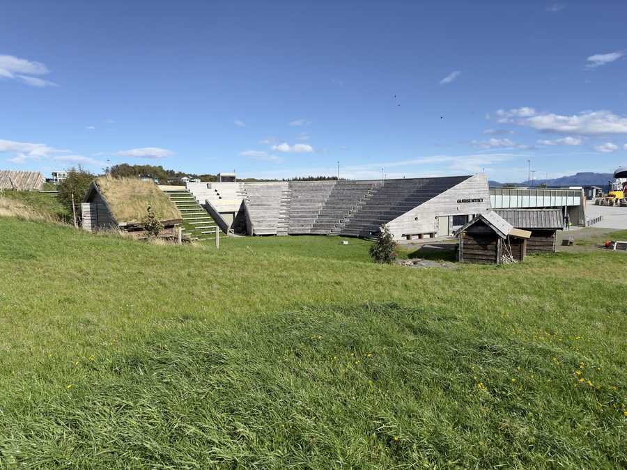 Embarcadère du ferry et paysage côtier sur Edøya avec scène extérieure au Gurisentret