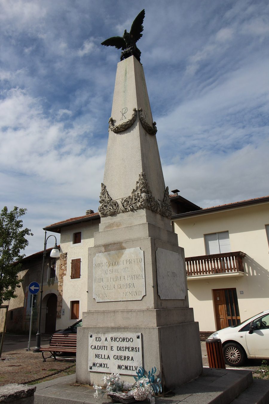 Monumento ai Caduti sur la place à Nogaredo di Prato