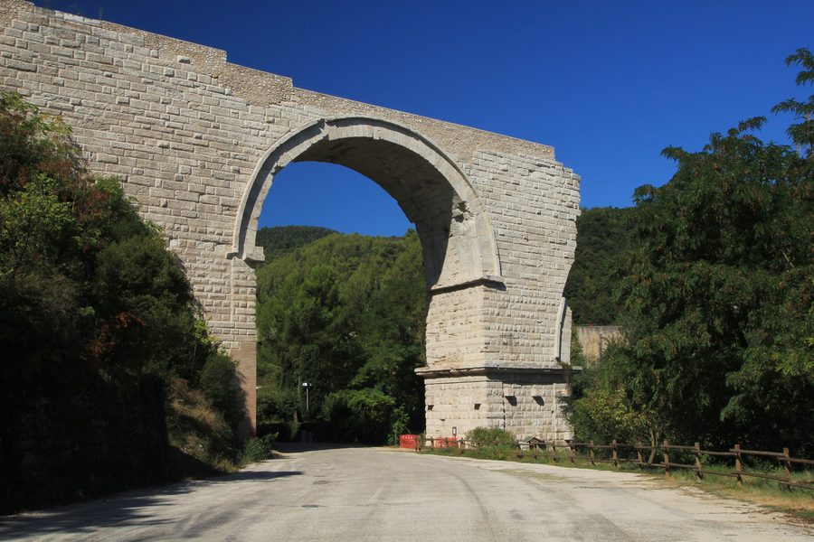 Vestige du pont d’Auguste de l’époque romaine à Narni