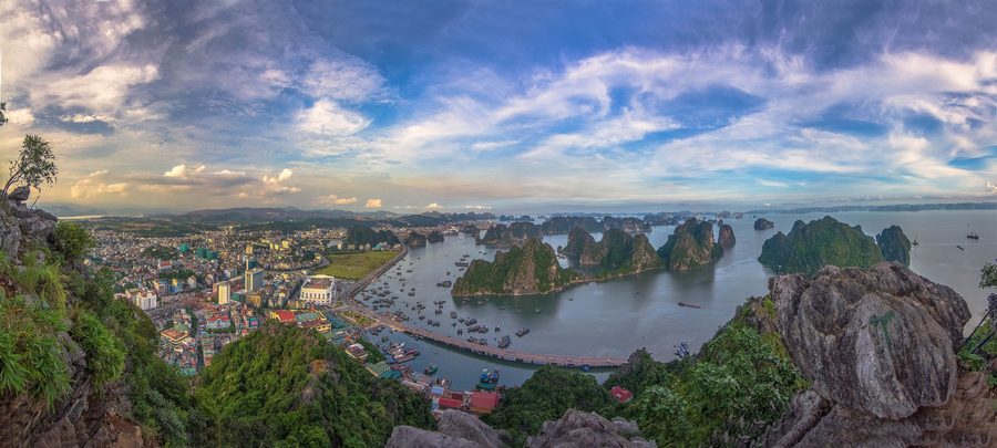 Falaises calcaires et îles dans la baie d’Ha Long