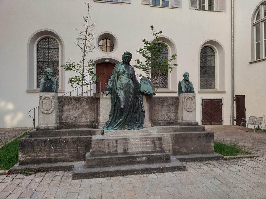 Monument dédié à Braith et Mali dans la cour intérieure du musée de Biberach