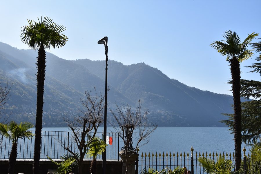 Le lac de Côme vu depuis les jardins de la Villa Lucini Passalacqua à Moltrasio, province de Côme, Italie