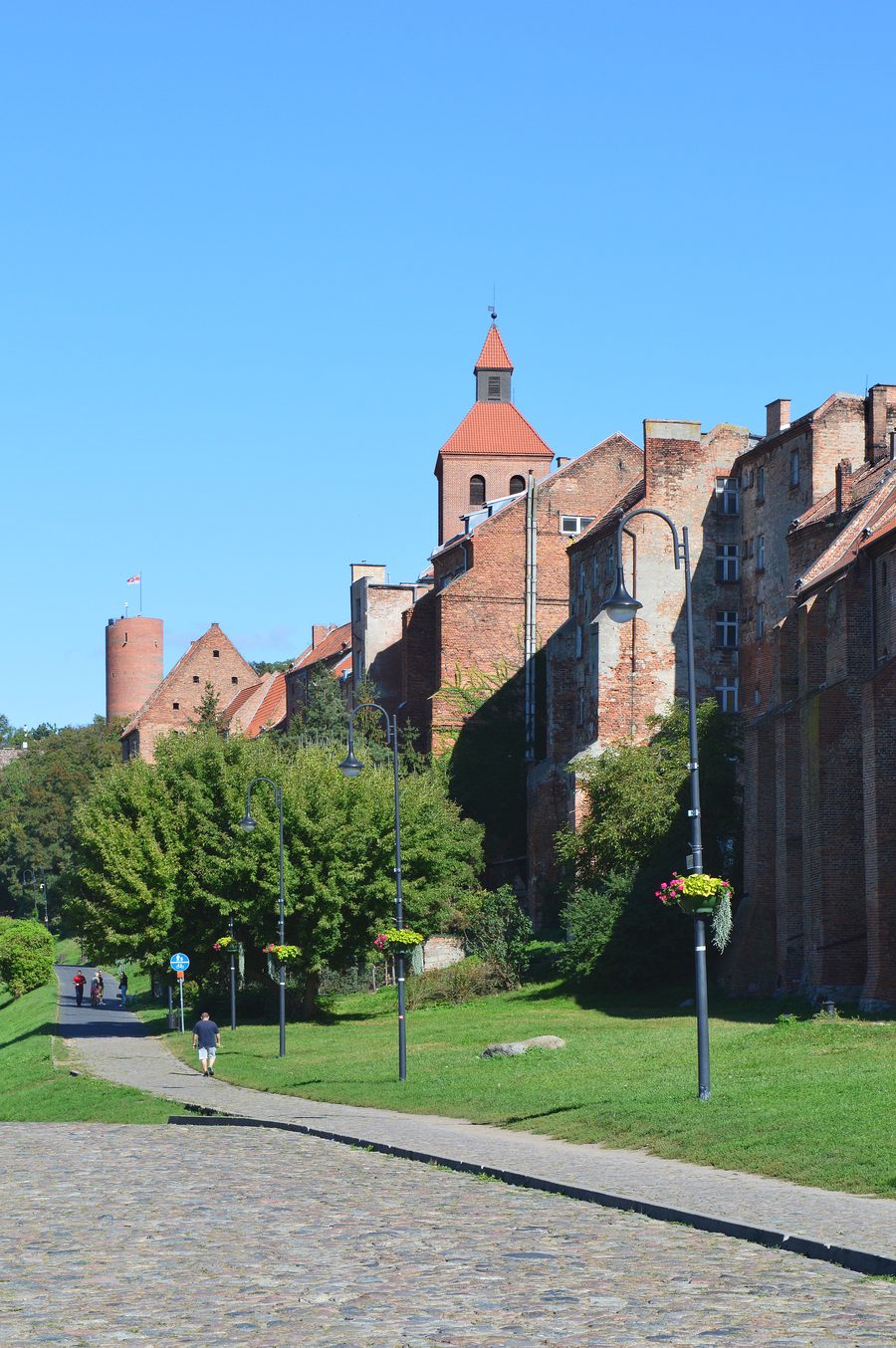 Sentier à côté des greniers historiques à Grudziądz