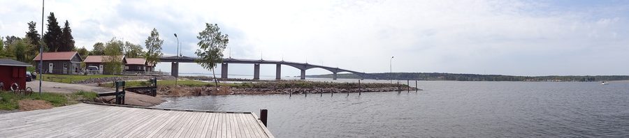 Le Torsöbron traversant le lac Vänern depuis le côté continental oriental vers Torsö