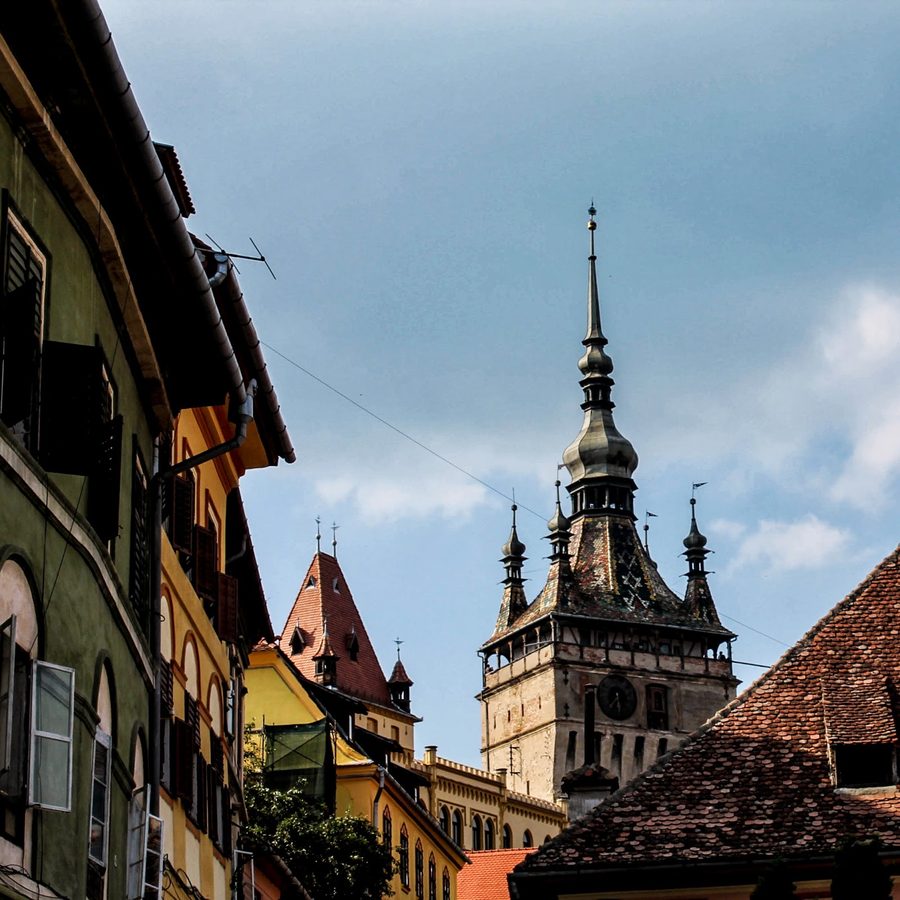 Tour de l’Horloge de Sighișoara vue depuis une ruelle adjacente