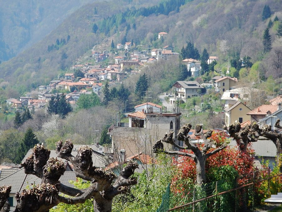 Cheglio, un hameau de Trarego Viggiona, dans le paysage montagneux au bord du lac Majeur