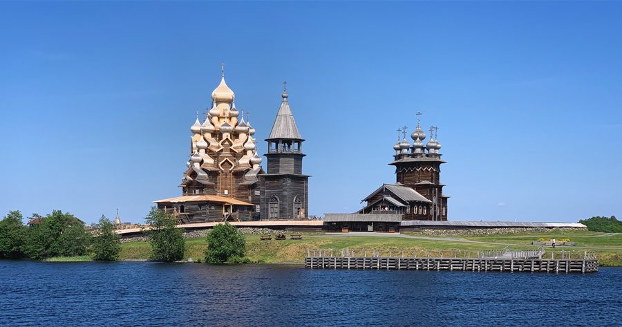 Églises en bois du pogost de Kiji sur l’île de Kiji, dans le lac Onega.