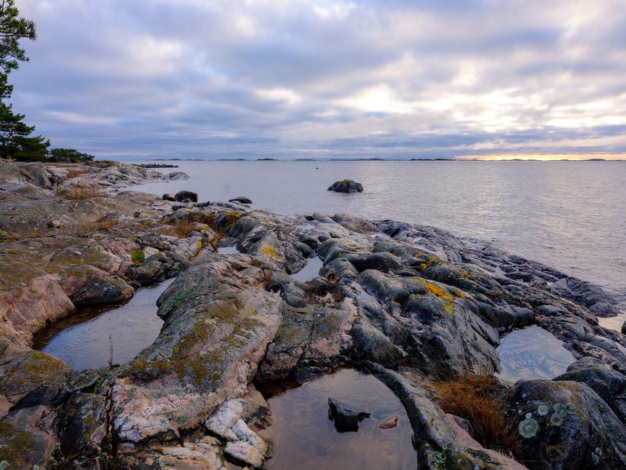 Falaises côtières rocheuses sur l’île de Sandö (Sandhamn) dans l’archipel de Stockholm