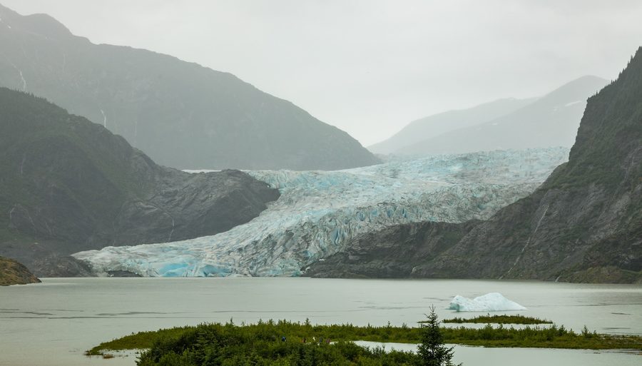 Glacier Mendenhall près de Juneau avec des montagnes et un environnement boisé