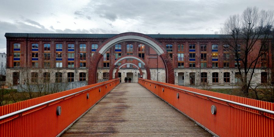 Bâtiment de bureaux au bord du Neckar près du parc paysager de Bruckenwasen