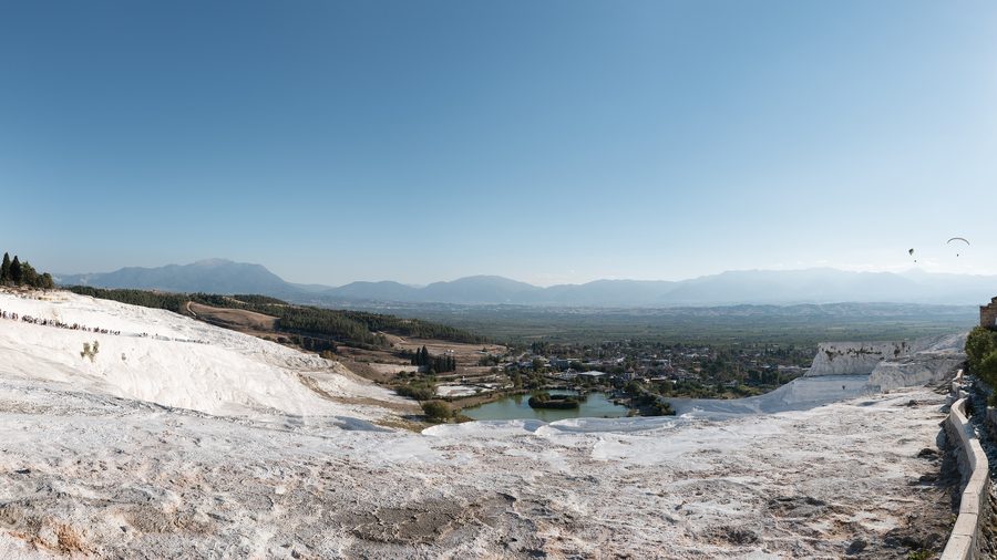 Vue panoramique des terrasses de travertin blanches de Pamukkale avec des bassins minéraux