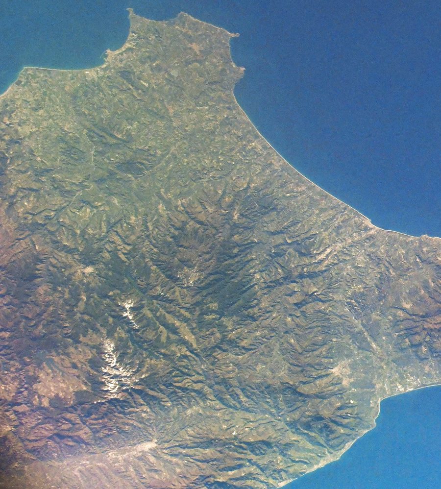Vue aérienne de la vallée du fleuve Savuto et du paysage calabrais environnant