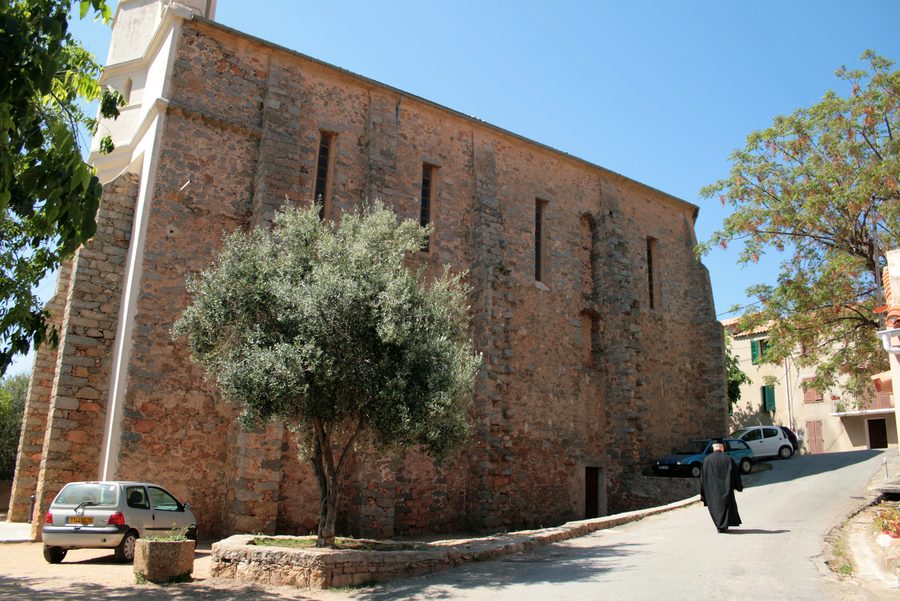 L'église orthodoxe et l'église latine de Cargèse se font face.