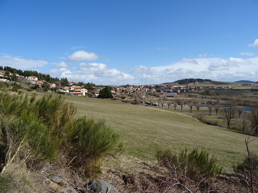 Vue générale de Landos, Haute-Loire, depuis l'ouest