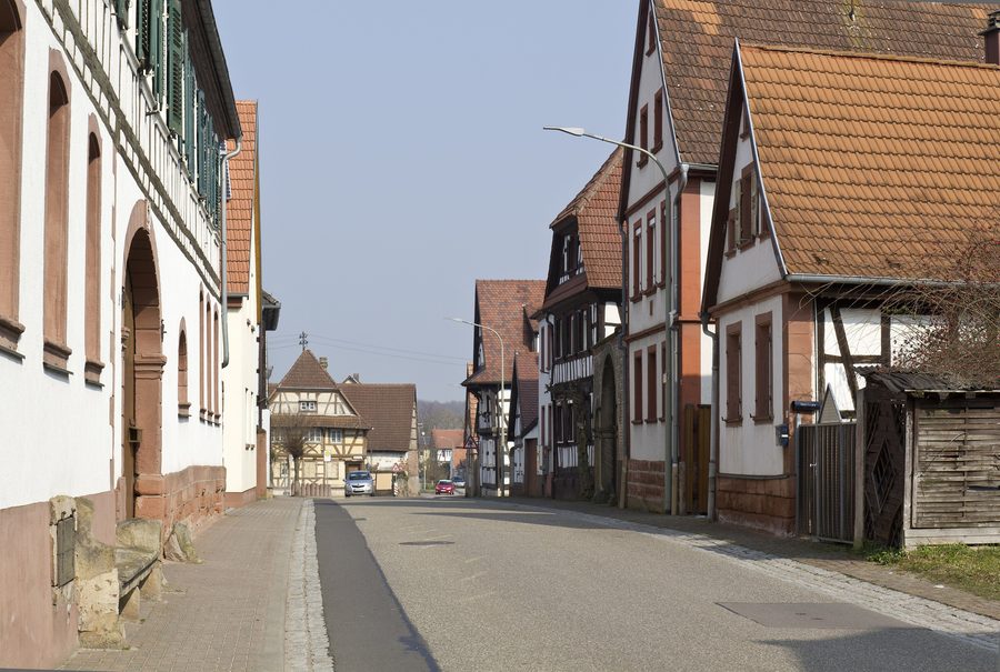 Rue principale avec des bâtiments à Barbelroth
