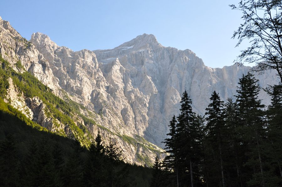 La paroi nord du Triglav s'élevant au-dessus de la vallée de Vrata près de Mojstrana, Slovénie