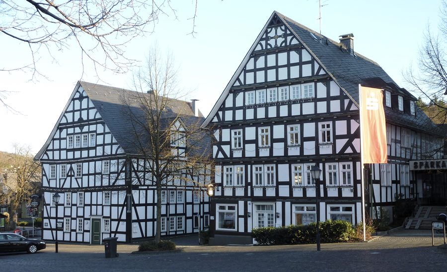 Maisons à colombages historiques sur la place du marché à Hilchenbach dans l’arrondissement de Siegen-Wittgenstein