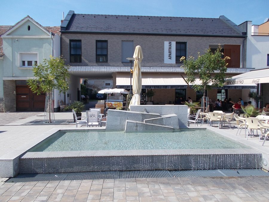 Fontaine et bistrot sur la rue Sylvester János dans le parc Hild, Sárvár