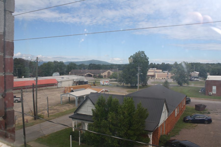 Vue sur Waldron dans l’Arkansas avec Poteau Mountain en arrière-plan