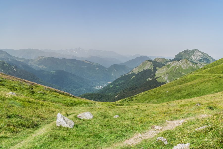 Paysage montagneux vu depuis le Port de Saleix dans le Parc naturel régional des Pyrénées ariégeoises, Ariège, France