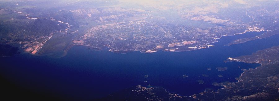 Vue aérienne du delta de la Neretva avec des champs agricoles et un paysage côtier dans le comitat de Dubrovnik-Neretva