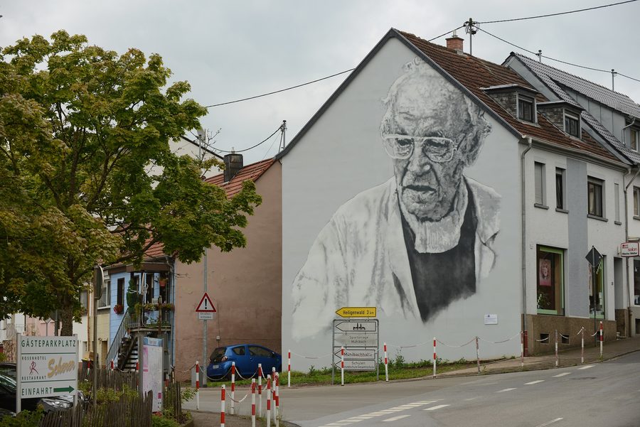 Portrait du peintre et graphiste Walter Bernstein sous forme de graffiti sur une façade à Schiffweiler