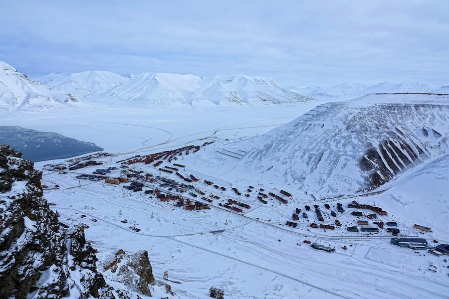 Longyearbyen dans le paysage arctique de Svalbard