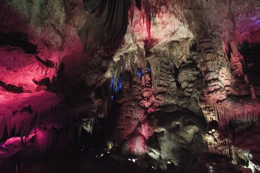 Salles de stalactites illuminées de la grotte de Prométhée dans la municipalité de Tskaltubo