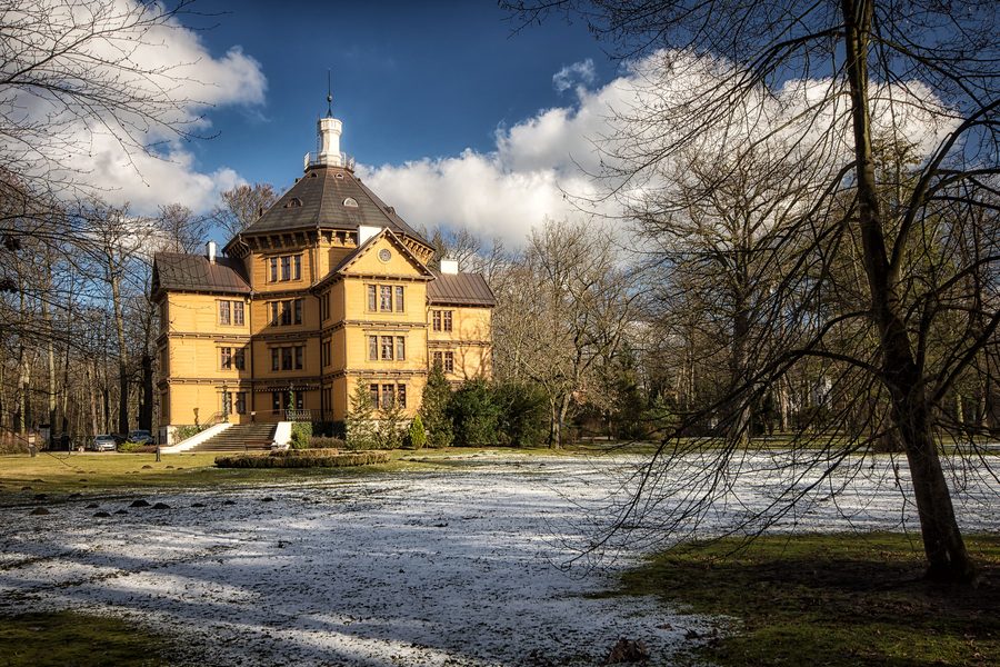 Vue extérieure du pavillon de chasse à Antonin dans le parc