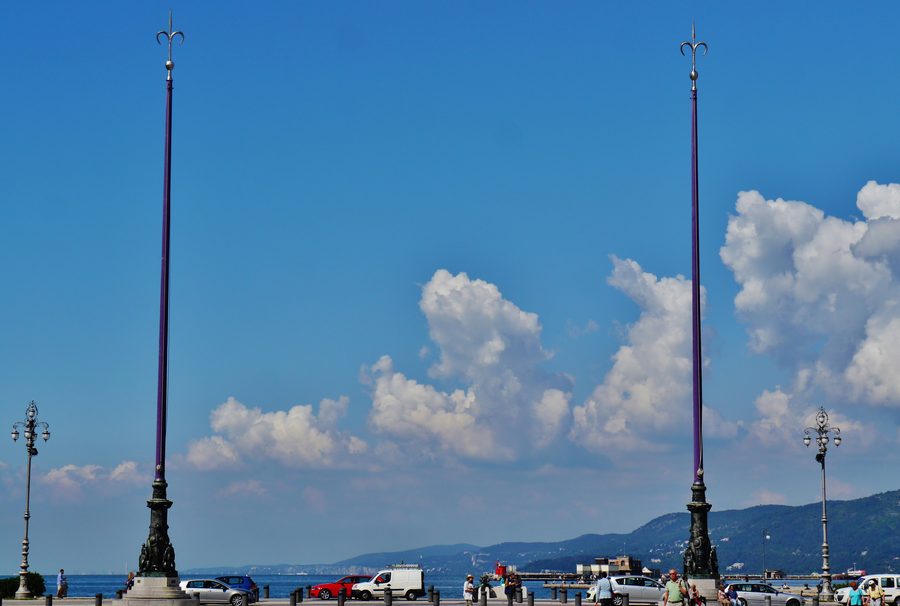 Piazza dell'Unità d'Italia à Trieste avec l'hôtel de ville historique face à l'Adriatique.