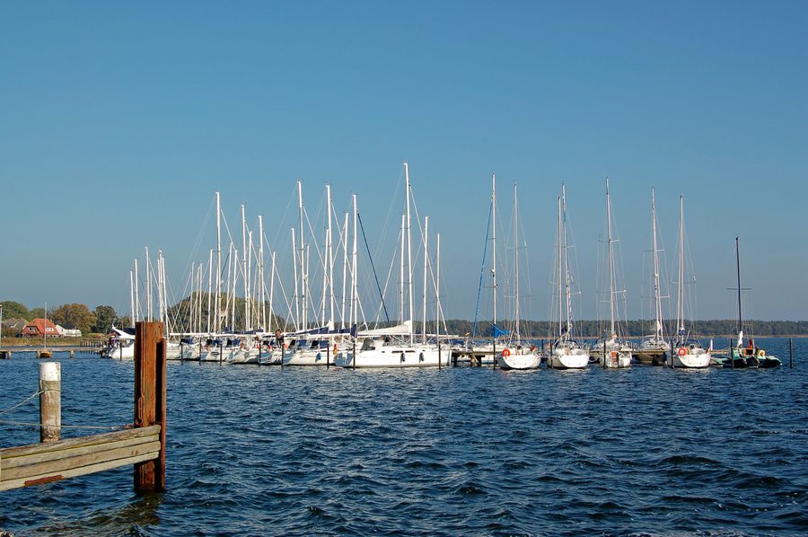 Port de plaisance à voile à Breege sur Rügen, au bord du Breeger Bodden